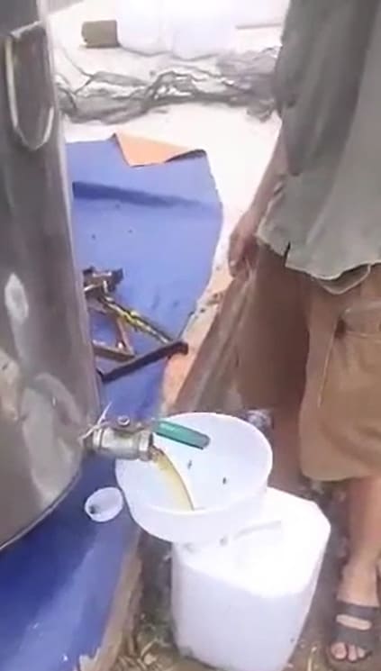 Mật ong hoa nhãn nguyên chất chai 1 lít 7 Quá trình lọc mật ong hoa nhãn thủ công khỏi sap ong