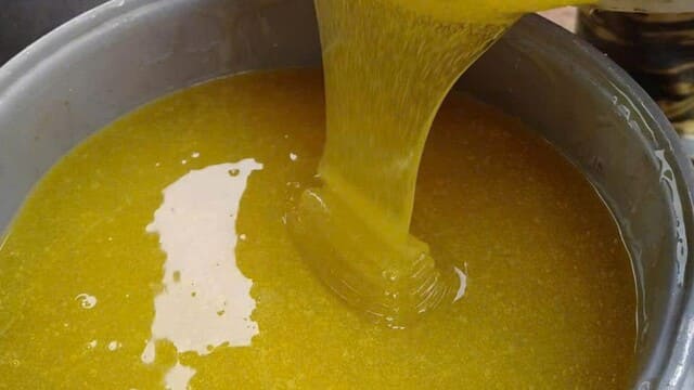 Giá mật ong nguyên chất bao nhiêu 1 lít? Bảng chuẩn 2025! 6 Giá mật ong nguyên chất nuôi